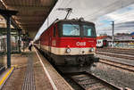 1144 249-0 wartet in Villach Hbf, mit dem D 735 nach Lienz, auf den verspäteten railjet 537 aus Wien Hbf.