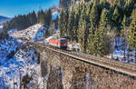 1144 209-4 überquert auf der Fahrt in Richtung Schwarzach-St. Veit, den Hundsdorfer-Viadukt bei Bad Hofgastein.
Aufgenommen am 15.2.2017.