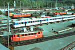 Innsbruck hatte 1983 eine reiche Auswahl an Wagentypen (natürlich speziell für Eisenbahnfans wie uns alle hier), so auch vorn Ellok der ÖBB-Baureihe 1145 und ein Zug der ÖBB-Baureihe 4030 (4030.311).  
