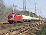 1116 198 der ÖBB zieht am 07. April 2019 einen Gaskesselzug durch den südlichen Berliner Außenring bei Diedersdorf.