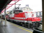 1163 008 rangiert am 28.02.07 im Bahnhof Salzburg italienische IC Wagen an einen IC in Richtung Verona.