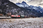 1163 014-4  Günter  fährt mit einem VG von Awanst Holzhof Arnbach nach Lienz bei Leisach vorüber.
Aufgenommen am 22.12.2017.