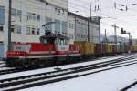 1163 005-0 bei der Durchfahrt mit Containerzug in Salzburg 15.1.2010