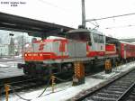 Lok 1163 010 rangiert City-Shuttle-Zug am 27.01.2003 in Salzburg Hbf.