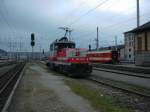 Am 14.02.02 steht die 1163-004 auf dem Vorfeld des Bahnhofs Salzburg und wartet auf einen Rangierzug