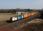 Die 1193 980 mit einem Containerzug am 15.03.2015 unterwegs bei Haiding.