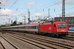 Mit einem EuroCity nach Itlaien fuhr am 25.08.2015 die 1216 019 /E190 019 durch München Heimeranplatz in Richtung Ostbahnhof.