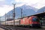 ÖBB 1216 011 mit EC 80 von Verona Porta Nuova nach München Hbf am 11. Dezember 2016 im Bahnhof Jenbach.