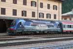 ÖBB 1216 019  Achensee-Schifffahrt  vor EC am Bahnhof Brennero/Brenner. Aufgenommen 15.8.2018.