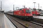 Am Nachmittag des 06.07.2018 stand 1216 032 (E 190 032/ex. 1216 232) mit dem EC 89 (Rosenheim - Bologna C.) auf Gleis 5 im Startbahnhof und wartete auf die Ausfahrt in Richtung Kufstein. Hinter dem Taurus auf Gleis 3 stand 101 055-2, welche mit einem EuroCity nach Österreich ebenfalls auf Ausfahrt wartete.