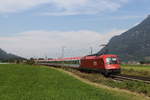 1216 001 mit einem  EC  auf dem Weg zum Brenner am 10. September 2020 bei Niederaudorf.