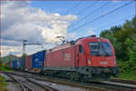 OBB 1216 147 zieht Containerzug durch Maribor-Tabor Richtung Koper Hafen. /23.9.2020