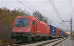 OBB 1216 143 zieht Containerzug durch Maribor-Tabor Richtung Koper Hafen. /19.11.2020