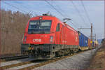 OBB 1216 148 zieht Containerzug durch Maribor-Tabor Richtung Koper Hafen. /6.2.2021