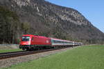 1216 001 war am 21. April 2021 mit einem  EC  bei Niederaudorf im Inntal in Richtung Brenner unterwegs.