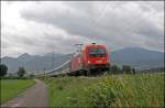 1216 236 ist bei Bernau am Chiemsee mit dem OEC 162  Transalpin , Wien West - Basel SBB, nach Buchs(SG) unterwegs.