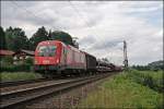 Die 1216er-Dichte ist zwischen Mnchen und Salzburg besonders hoch, 1216 143 ist mit einem Gterzug vom Rangierbahnhof Mnchen-Nord in Richtung Salzburg unterwegs. Am Haken hat sie 13 Gterwaggons beladen mit Holz und Neuwagen aus Ingolstadt. (09.07.2008)
