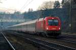 1216 238 vor mir unbekanntem Zug bei der Durchfahrt am 06.12.2008 um 09:27 in Tullnerbach-Pressbaum.