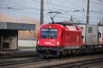 Sie spiegelte und sie blitzte: Als htte sie Geburtstag... und erst auf den 2. Blick aufgefallen... die ERSTE aller 1216er... 1216 001 alias E 190 001 mit Trailerzug bei Einfahrt nach Brixlegg, aus Rattenberg-Kramsach kommend.