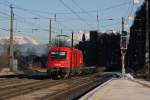 1216 001 schiebt eine schlecht ausgelastete Rola nach. Brixlegg, 30.12.2008.