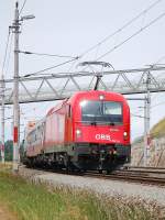 Mit dem Rola 41411 ist am 20.06.2008 die 1216 013 in den
Bahnhof Wartberg/Kr.eingefahren.