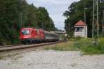 1216 012 mit einem EC, bei der Durchfahrt durch den Bahnhof Aling, 23.08.2010