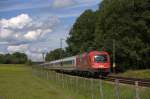 Die 1216 012 fuhr am 13.08.2011 durch Grokarolinenfeld.
