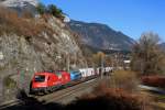 Flagge zeigt die BB 1216 017 und wirbt fr die DB-BB EuroCitys.
Am 17.11.12 bespannt die besagte Lok eine RoLa von Wrgl Terminal Nord zum Brenner.
Festgehalten bei Jenbach.