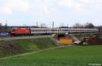 BB 1216 024-0 vor DB/BB EC 88 Verona - Mnchen beim Durchfahren einer Brckenbaustelle, KBS 950 Kufstein - Mnchen, fotografiert in Ostermnchen am 17.04.2012