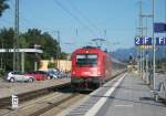 1216 016 erreicht am 02.August 2013 mit einem EC nach Mnchen den Bahnhof Rosenheim.
