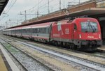 11.06.2016 12:46 ÖBB 1216 014 mit einem EuroCity aus München Hbf nach Venezia Santa Lucia in Verona Porta Nuova.