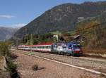 Die 1216 018 mit einem Brenner EC am 12.10.2017 bei der Durchfahrt in Campo di Trens.