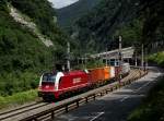 Die 1216 940 mit einem Containerzug am 21.06.2014 unterwegs bei Golling.