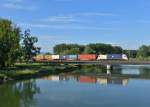 1216 953 mit einem Containerzug am 13.06.2014 auf der Isarbrücke bei Plattling. 