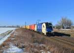 1216 952 mit einem Containerzug am 20.02.2015 bei Plattling.