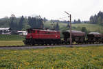 ÖBB 1245.03 hat Wagen übernommen beim Hartsteinwerk Kitzbühel und wartet auf Abfahrt zum Bahnhof Kitzbühel, am 15.05.1986.