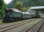 1245.04 steht mit einem historischen Zug im Bhf von Zell am See und wartet auf die Abfahrt in Richtung Wrgl. Aufgenommen am 04/08/2009.