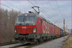 OBB 1293 032 zieht Containerzug durch Maribor-Tabor Richtung Koper Hafen. /27.1.2022
