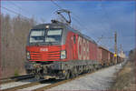 OBB 1293 035 zieht Güterzug durch Maribor-Tabor Richtung Süden.
