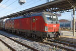 Der ÖBB Vectron 1293 030 wartet am 26.09.2023 im Bahnhof Castelbolognese in der Emilia Romagna fernab der Heimat auf die Weiterfahrt mit ihrem Ganzzug in Richtung Rimini/Ancona