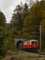 NVOG E14 (als 1099.014 der BB) war am 29.09.2021 mit einem Personenzug unterwegs nach Mariazell. Gerade verlsst der Zug den Groen Zinkentunnel.