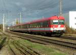 6010 018 am 7.11.04 mit dem IC 559 kurz vor der Durchfahrt in Atzgersdorf-Mauer