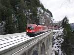 Am 20.12.2008 berquert 1116 279 mit zwei kalten 4010er Garnituren als IC 15533 (Wien Sd-Villach Hbf) das Krausel-Klause-Viadukt bei Breitenstein.