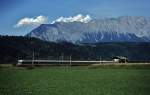 Vor der Kulisse des 2.351 m hohen Grimming ist ein 4010 im August 1989 auf der Ennstalbahn bei Stein an der Enns unterwegs