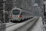 Andreas Berdan bringt den ICE 26 Wien Westbahnhof - Dortmund Hbf. bis nach Passau Hbf. Hier wird er in wenigen Sekunden durch Pressbaum rauschen. Das Foto entstand am 31.01.2009.