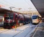 Railjet 64 Richtung Mnchen Hbf(mit schon ber 30 Minuten Versptung!) und ICE 22 Richtung Dortmund warten in Wien-West    auf deren Abfahrt.