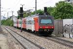 4020 300-2 am 01.Mai 2018 als letztes Fahrzeug des S3-Zuges 29449 (Stockerau - Mödling) in Wien-Atzgersdorf.