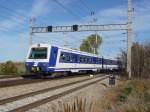 Die Doppelgarnitur mit den Triebwagen 4020 254 und 4020 207 wird kurz nach der Bahnhaltstelle Wien Leopoldau am 30.10.2008 gegen 14:50 Uhr fotografiert.