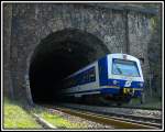 Mit Steuerwagen 6020 237 voraus bei der Ausfahrt aus dem Pollerostunnel.