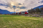 4024 111-9 fährt als S1 4260 auf der Fahrt von Lienz nach Friesach, nahe Berg im Drautal vorüber.